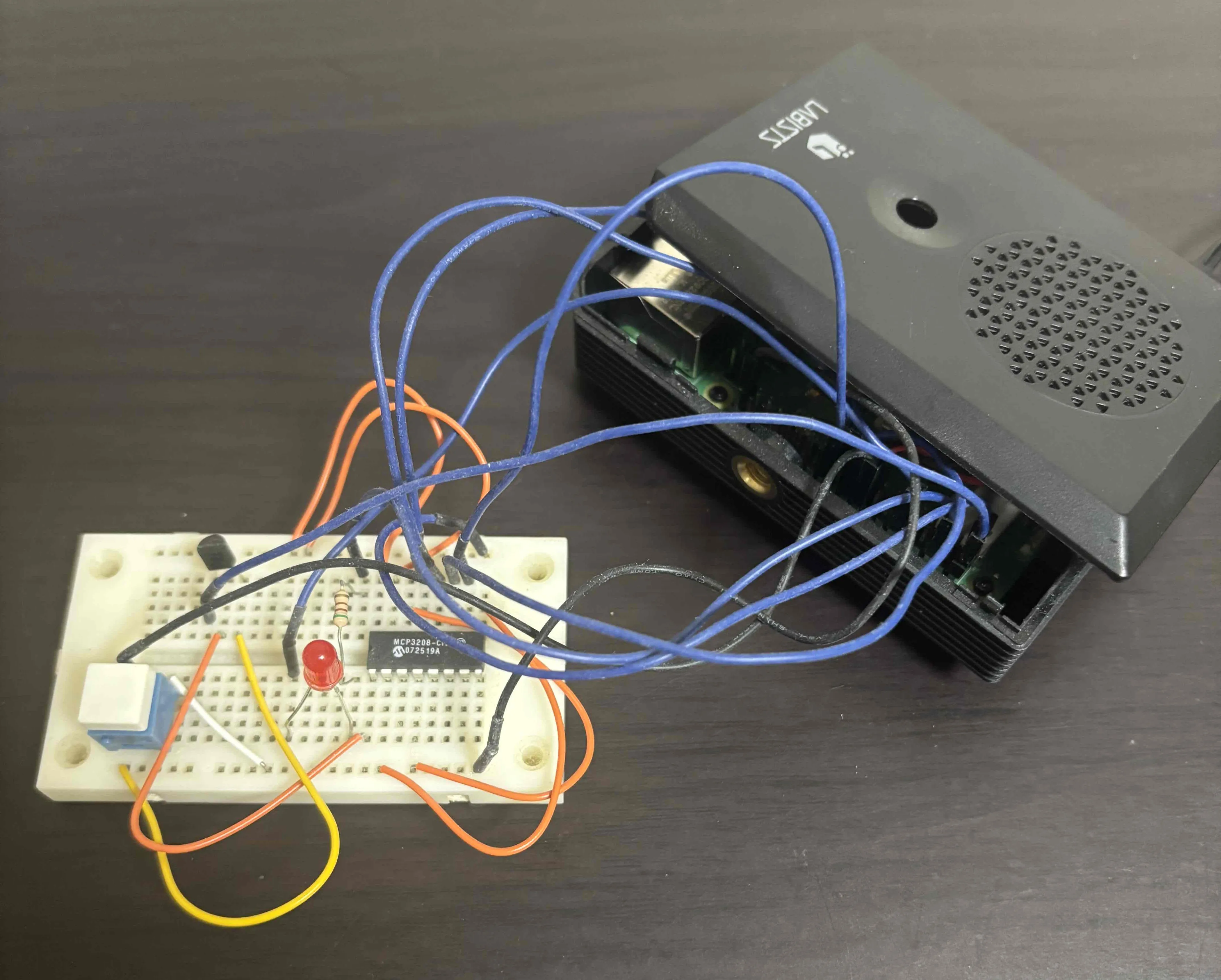 Raspberry Pi本体とブレッドボードを接続し、LED・ボタン・MCP3208を使った温度モニタリングを構成している実機
